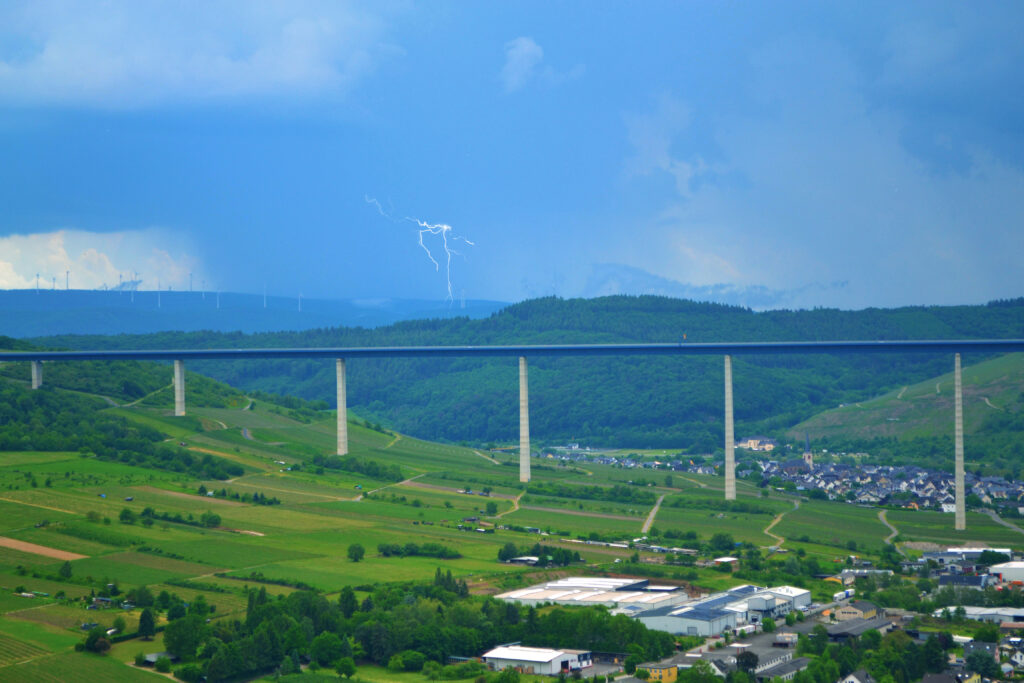 Landschaft Berge und Seen